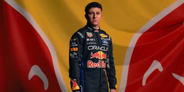 Ізак Хаджар сяде за кермо легендарного Red Bull RB7 на Kennol Grand Prix de France Historique